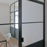 Verglaste Flügeltür und Drehtür aus Metallrahmen.Berlin 2018